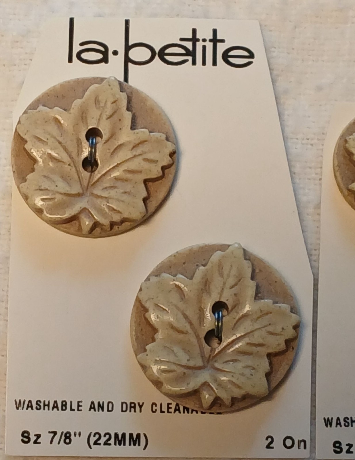4 La Petite Leaf Design Buttons Two Each Sz 7/8″ (22MM) & 3/4″ (19MM) VTG #I-12