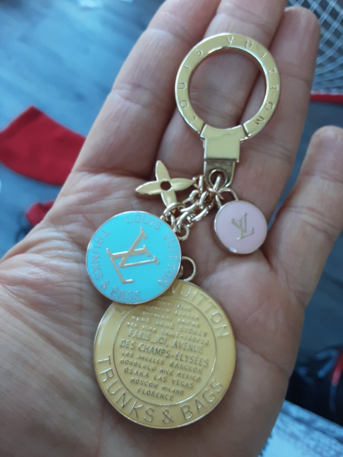 LV Keychain gold / blue / pink