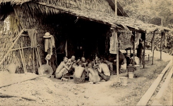 Photo Ak Indonesia, men eating, residential building – 4300640
