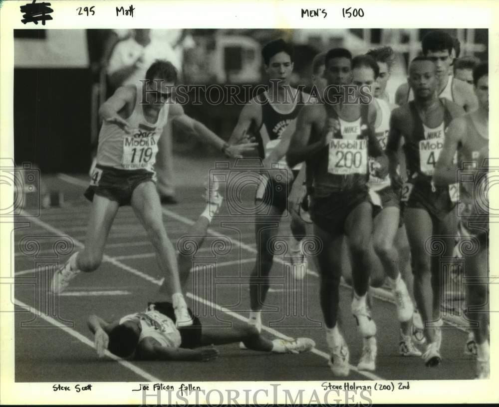 1992 Press Photo 1,500 meter track athletes run past a fallen competitor