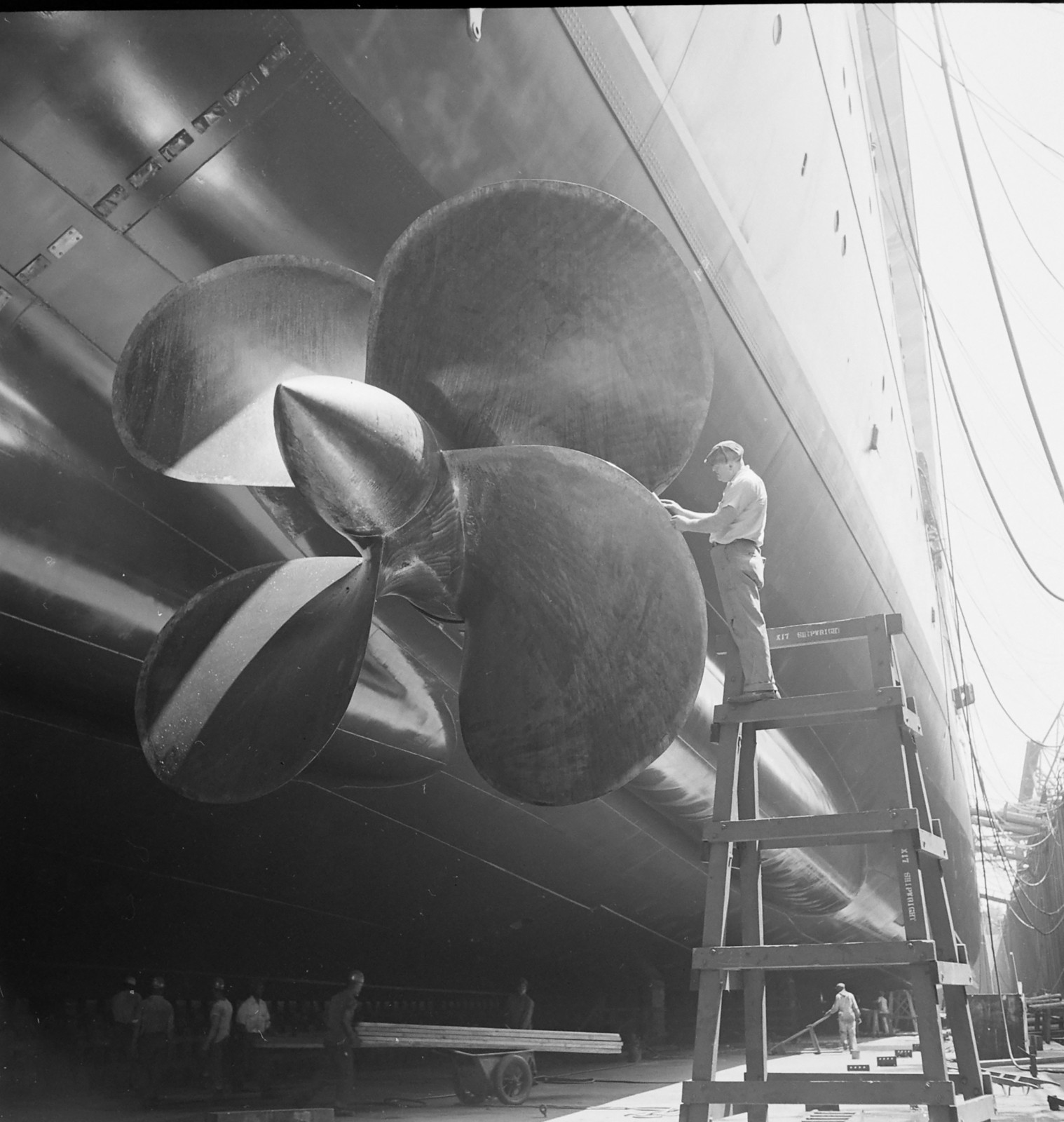 SS UNITED STATES DRY DOCK – 8X10 PHOTO BW