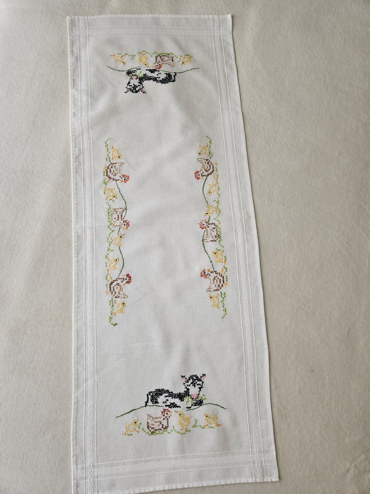 100% Cotton Linen, Vintage Easter Table Runner, Hand Stitched Emroidery