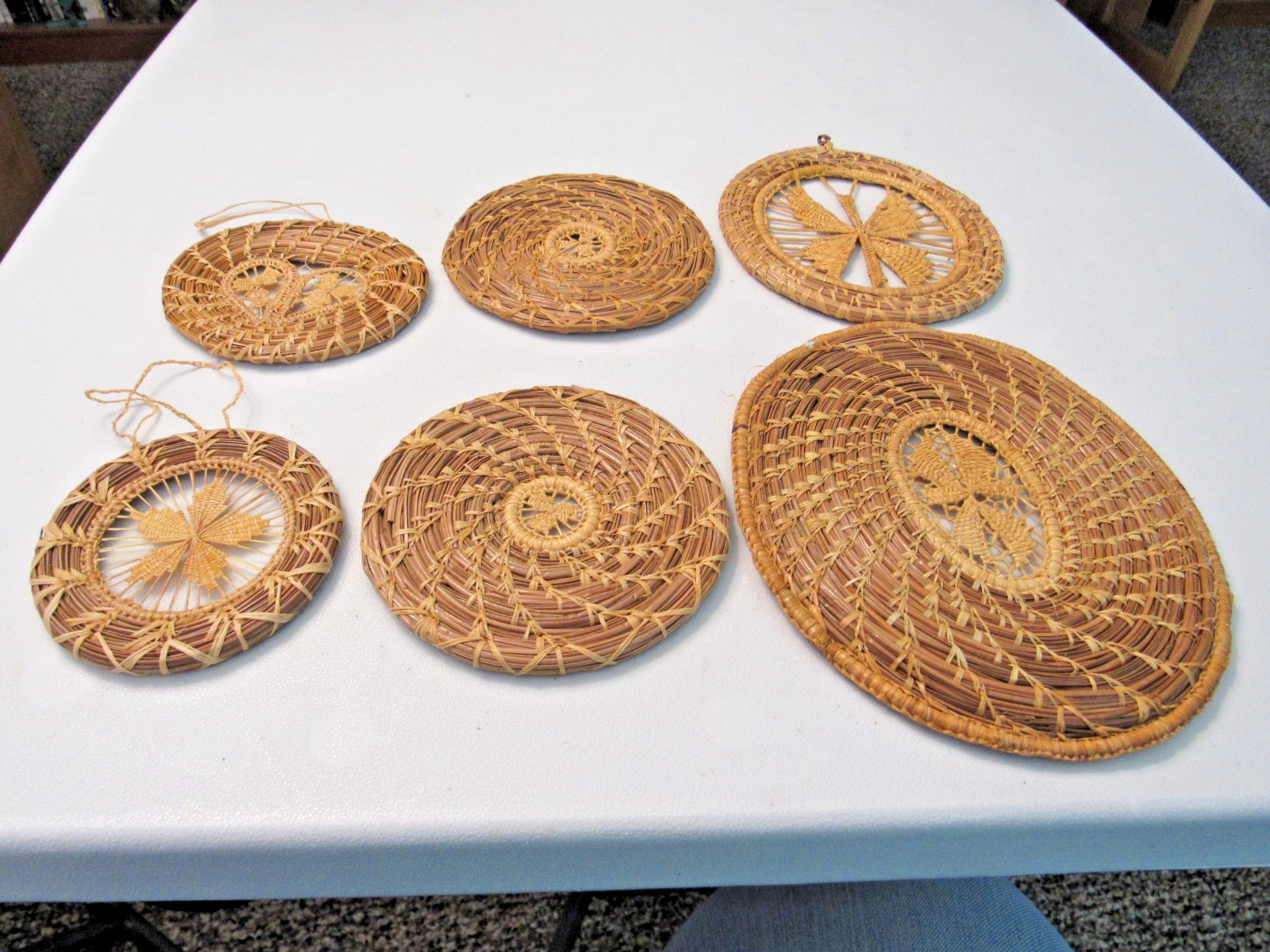 LOT OF 6 VINTAGE SWEET GRASS DECORATIVE WALL PLATES ROUND & OVAL