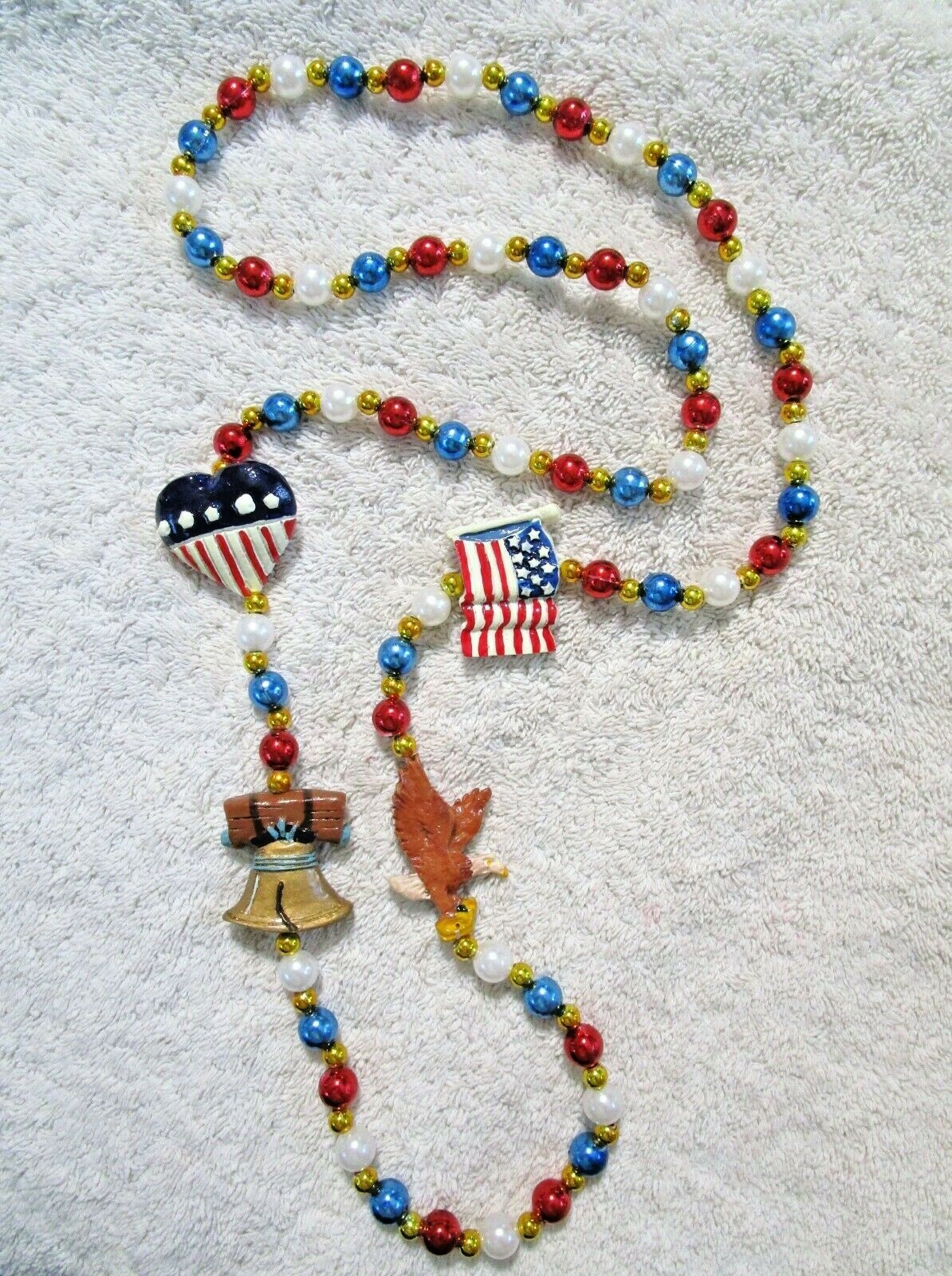 “AMERICAN FLAGS – LIBERTY BELL – EAGLE” MARDI GRAS RWB NECKLACE BEAD USA (B229)