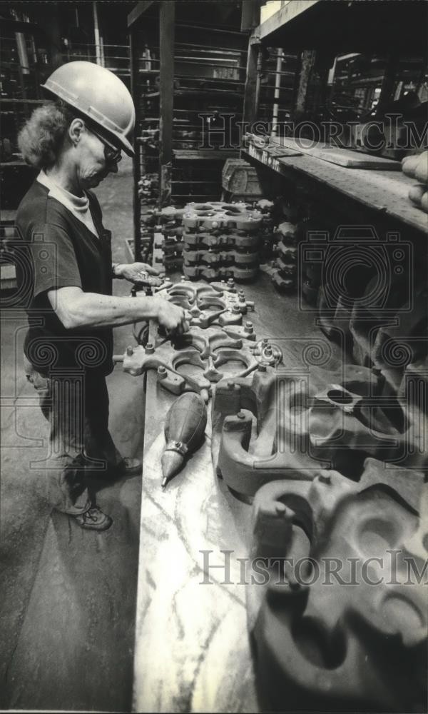 1980 Press Photo Worker at Grede foundries, Milwaukee – mjb64341