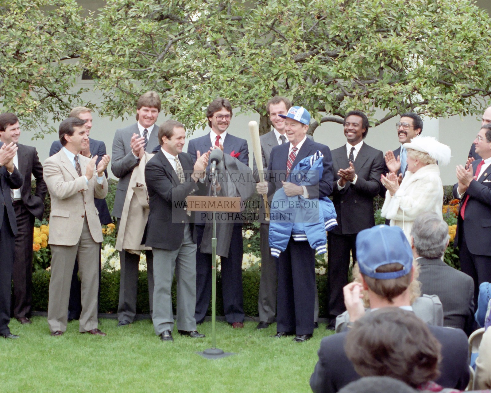 RONALD REAGAN WITH KANSAS CITY ROYALS ROSE GARDEN 1985 8X10 PHOTO