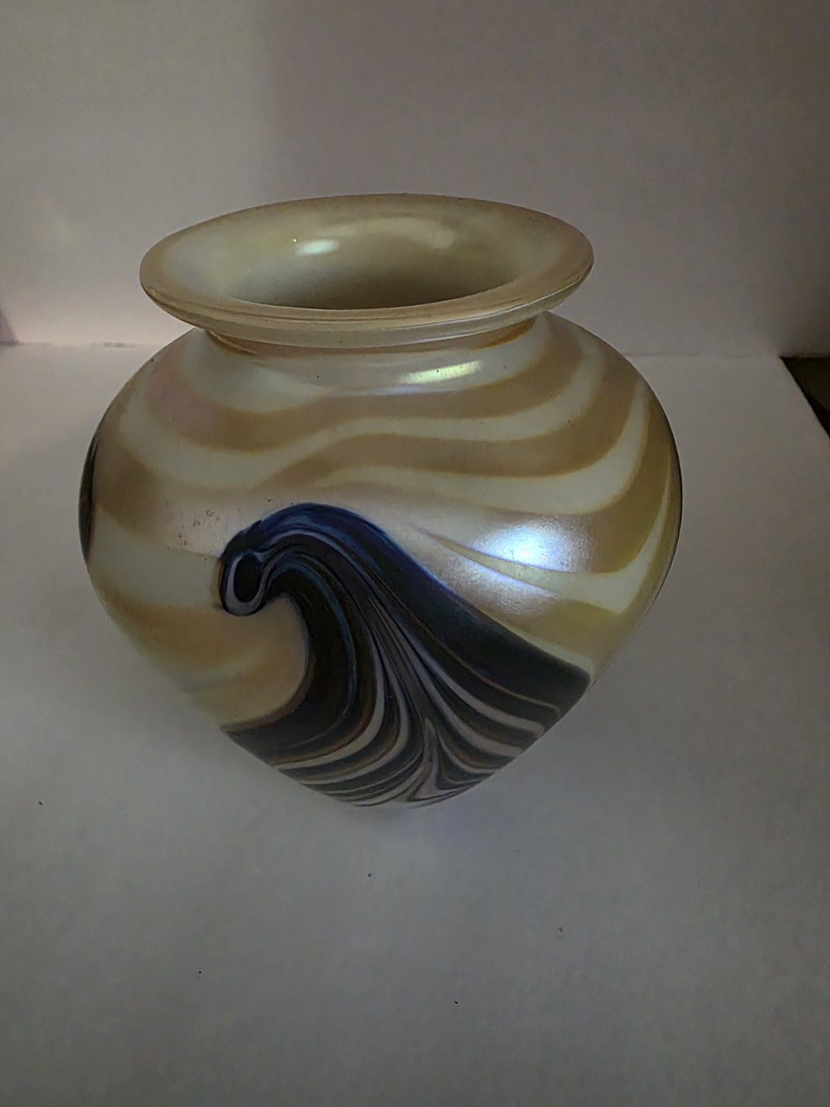 BEAUTIFUL Robert Eickholt, Pulled Feather Iridescent Vase, 5.5″ Signed 2000