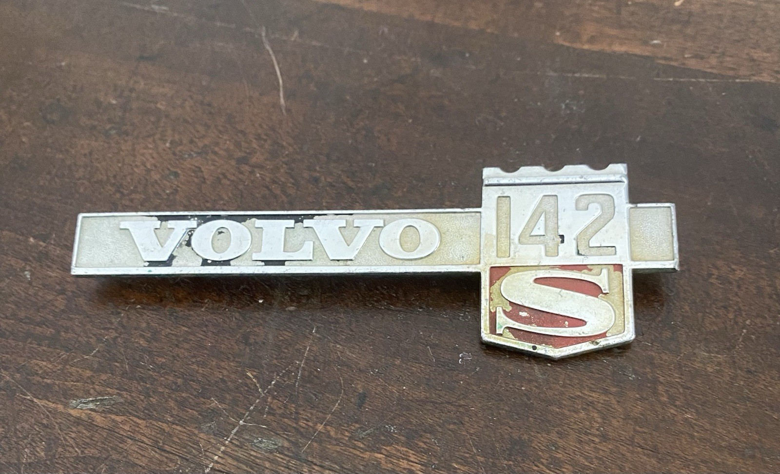 Volvo 142 S – Emblem Badge Early 1970s OEM – Shows Paint Loss – Bent Pins