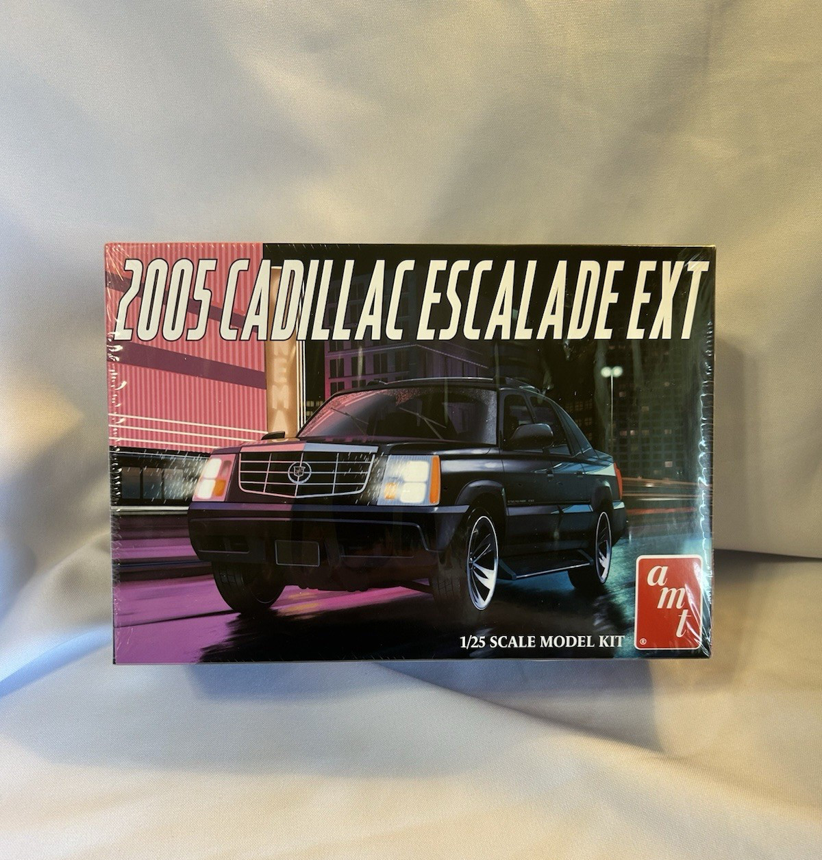 AMT CADILLAC 2005 Escalade EXT model kit NEW in FACTORY BOX