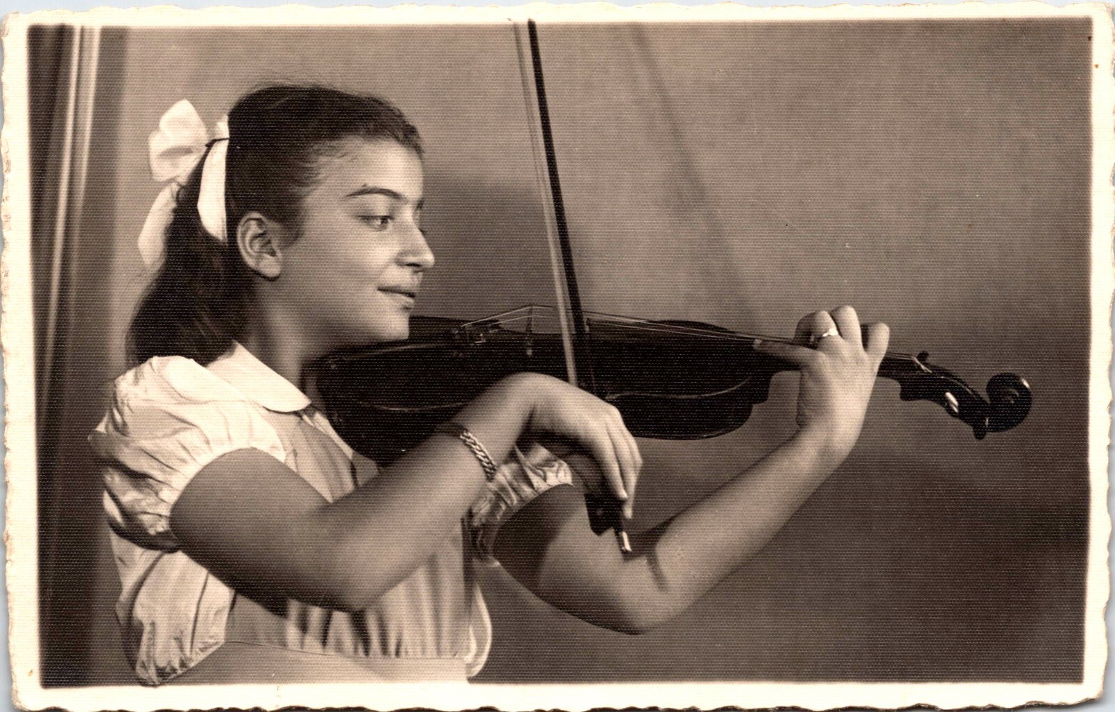 ARMENIAN SCHOOL GIRL : PLAYING THE VIOLIN : SWEET SMILE : VINTAGE PHOTOGRAPH