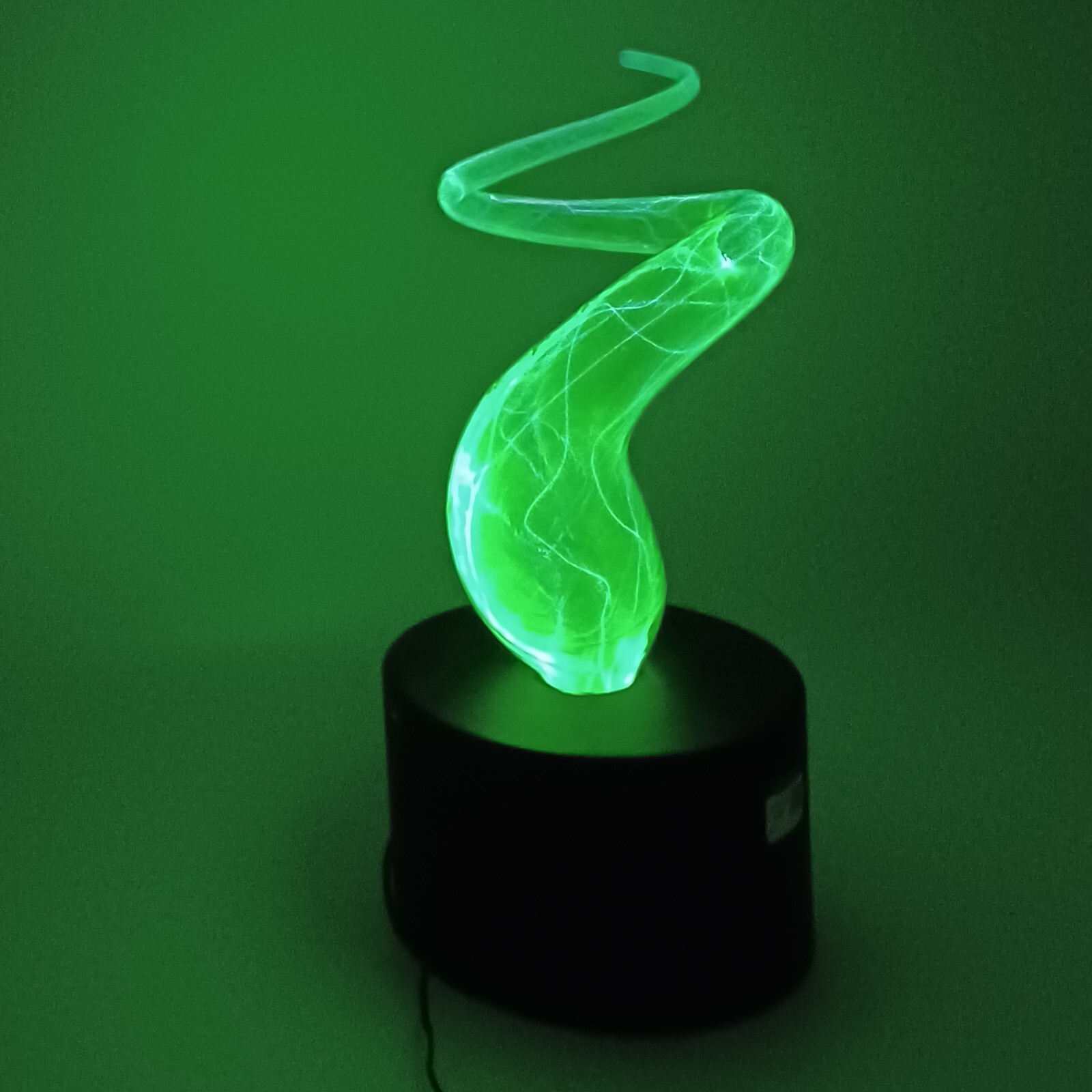 Vtg Lumisource Rare Plasma Green Swirl Twisted Art Glass Light Lamp Desk Display