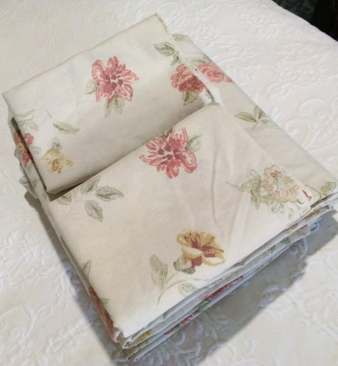 Vintage 4 Piece Sheet Set Flat, Fitted, Pillow Case Set, Tan & Floral Design