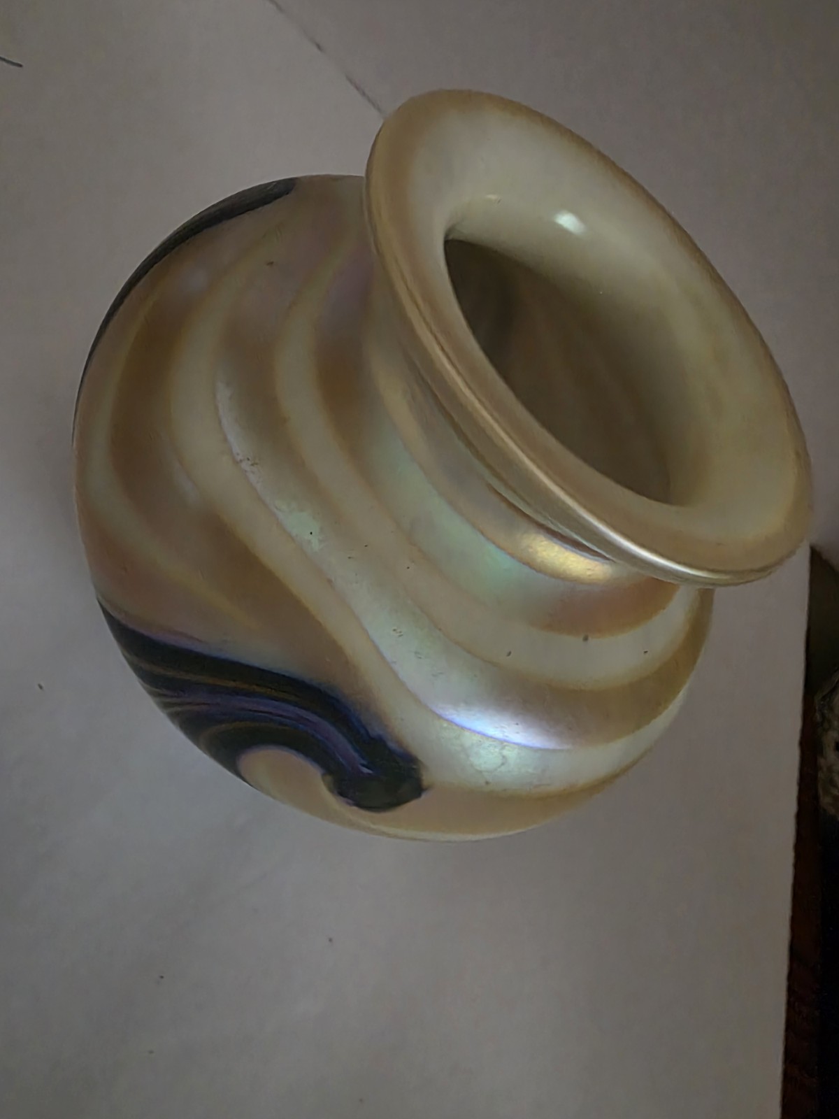 BEAUTIFUL Robert Eickholt, Pulled Feather Iridescent Vase, 5.5″ Signed 2000