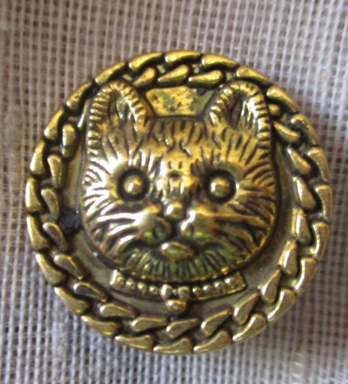 NEW ADORABLE BRASS CAT BUTTON W “CHAIN” BORDER — 21mm