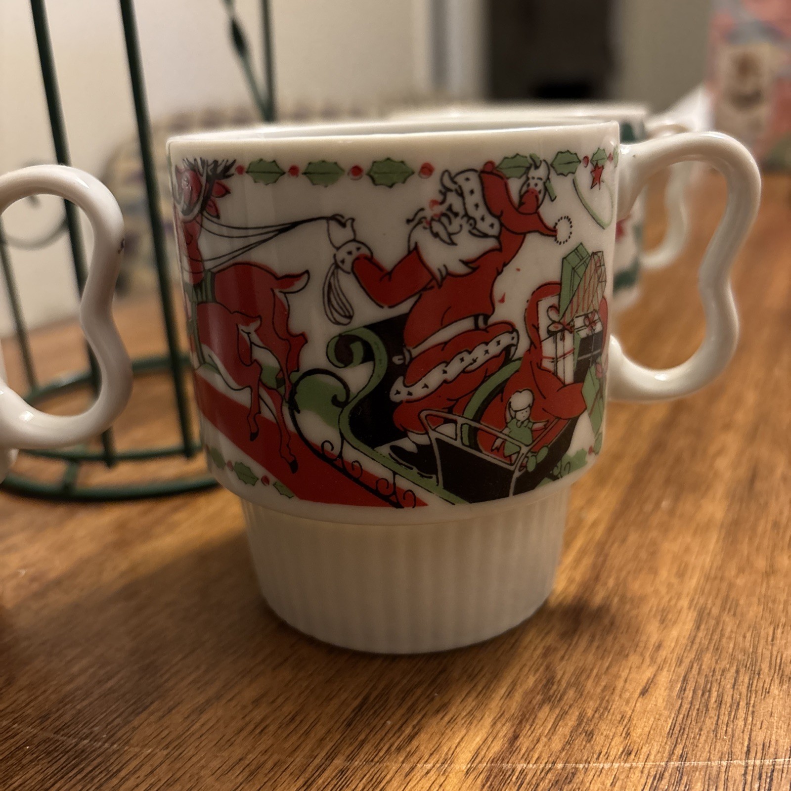 Vtg Stackable, Retro Christmas Holiday 4 Mug Set with Wire Caddy Rack Japan