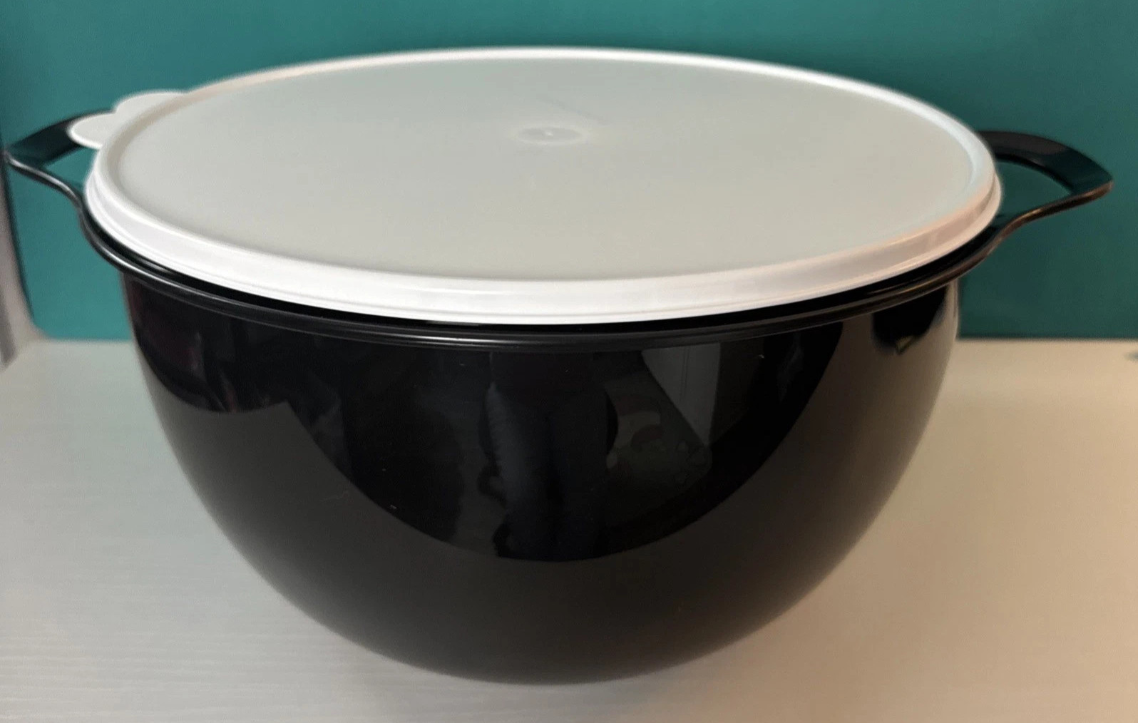 Tupperware Thatsa Mega Bowl 10L / 42 Cup Black with White lid Double Handle NEW