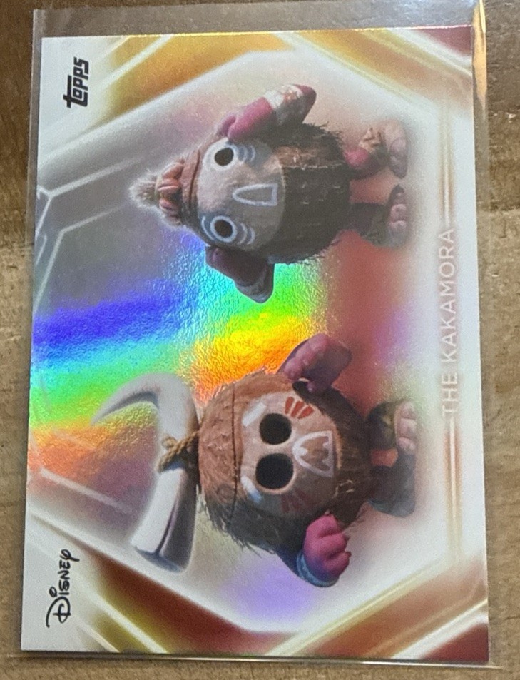 Topps Disney Neon 2026 The Kakamora – Moana – 27 Rainbow Refractor